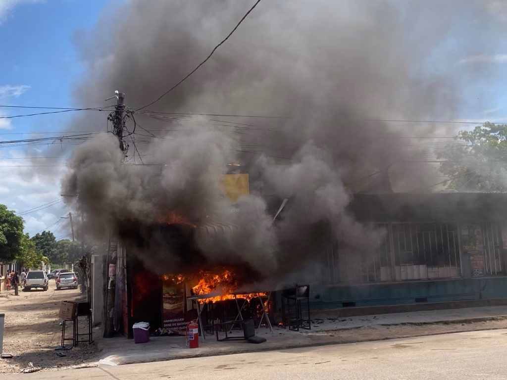 Incêndio devastador atinge fast food em Matola