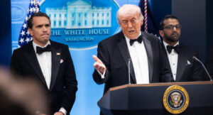 Donald Trump sofre atentado e escapa ileso