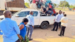 INHAMBANE: Viaturas particulares minimizam falta de “chapas”