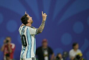 Messi celebra “momento lindo” ao igualar recorde de gols em Copas