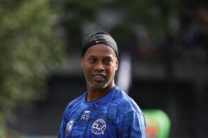 Aos 46 anos, Ronaldinho Gaúcho abandona aposentadoria e sela retorno surpreendente aos gramados