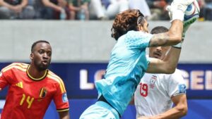 Mundial 2026: Bélgica segura empate com 10 jogadores em confronto difícil contra o Irão