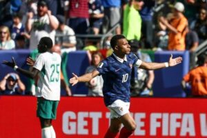 Mbappé bisou e França derrota Senegal em estreia emocionante