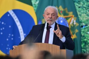Lula acusa Trump de “pirataria” por taxa sobre navios no estreito de Ormuz