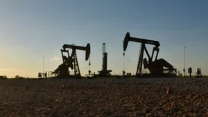 Petróleo dispara após Trump declarar fim do cessar-fogo com Irão