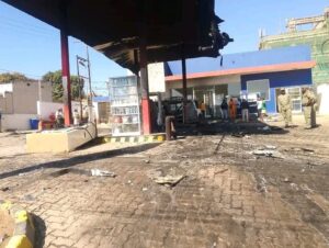 Mini-autocarro arde completamente durante abastecimento clandestino em posto de combustível em Nampula